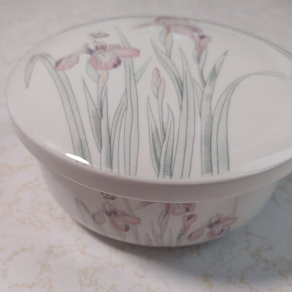 NWOT Lovely bowl with lid, pastel lillies and butterfly on top and sides - Picture 15 of 15